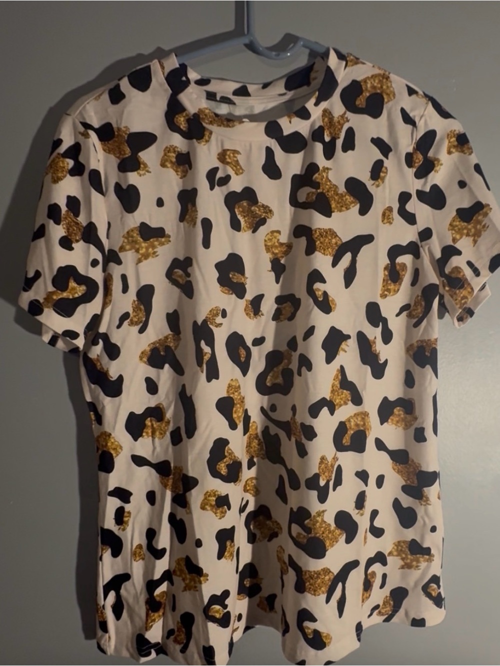Womens Leopard Print Short Sleeve Tee in Cream and Gold
